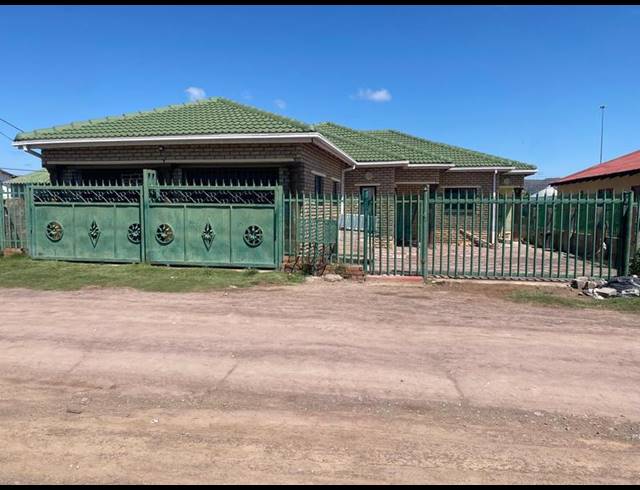 8 BEDROOM HOUSE FOR SALE IN EZIBELENI
